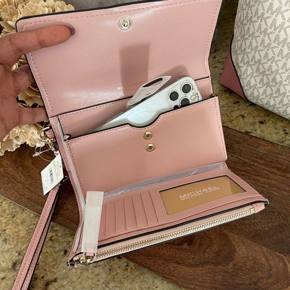 New💖 mk Jet Set Charm Pebble Embossed Leather Large Flap Phone Wristlet - Picture 3 of 7